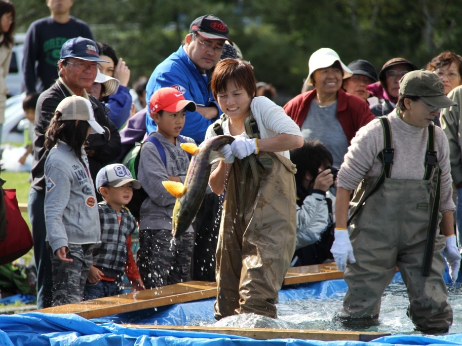 白熱する秋サケ大漁つかみどり