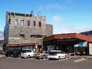 中世の城壁をイメージした外観