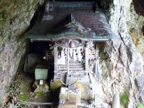 岩穴に祀られた太田神社の本殿