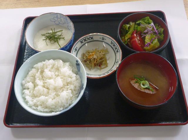 地場産の長芋を使ったトロロ定食