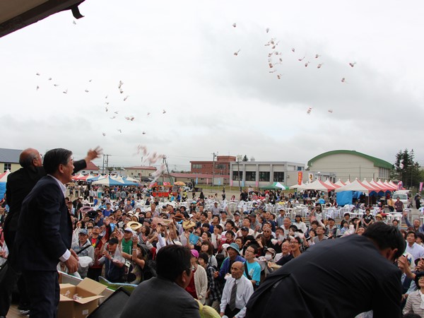 ファイナルは「もちまき」で盛況