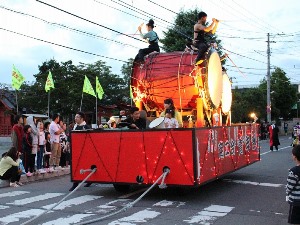 市内を周る大迫力の山車行列