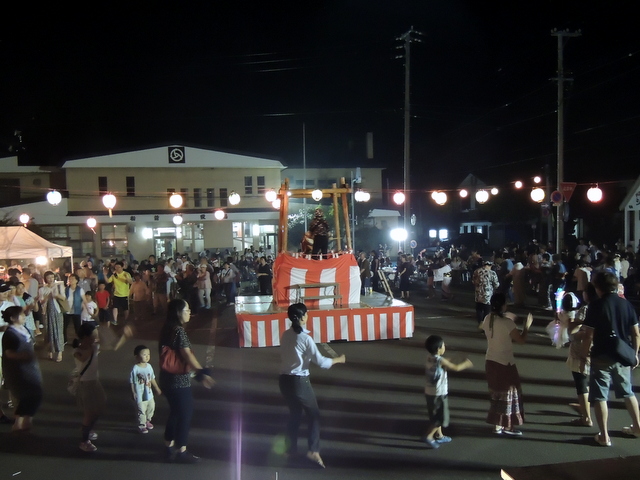 役場前駐車場で盆踊り大会も開催