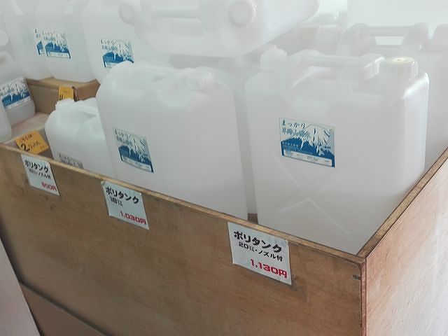 水汲み用のポリタンクも販売