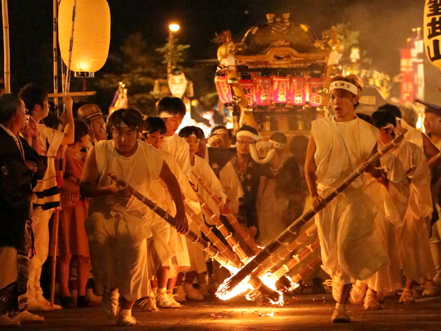 たいまつで参道をはき浄めます