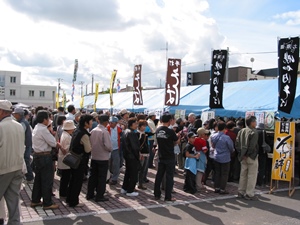 手打ちそばの店舗前には長蛇の列