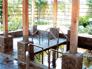 雨も気にならない屋根付露天風呂