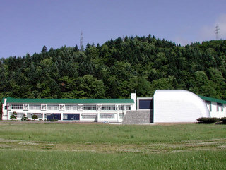 旧佐久中学校を全面改装して展示