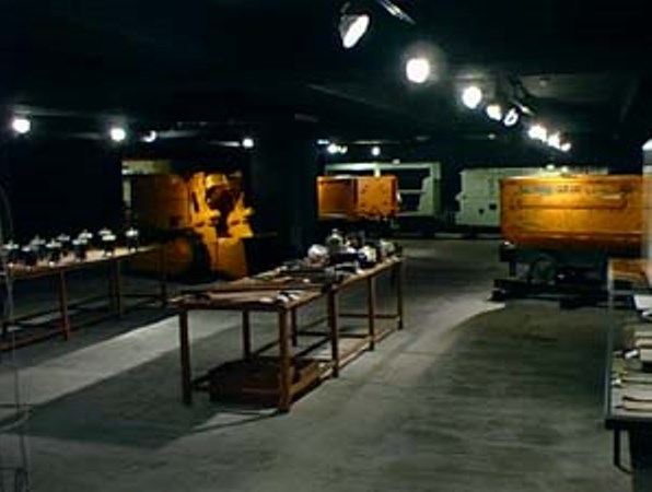 地下収蔵展示室の炭鉱用具