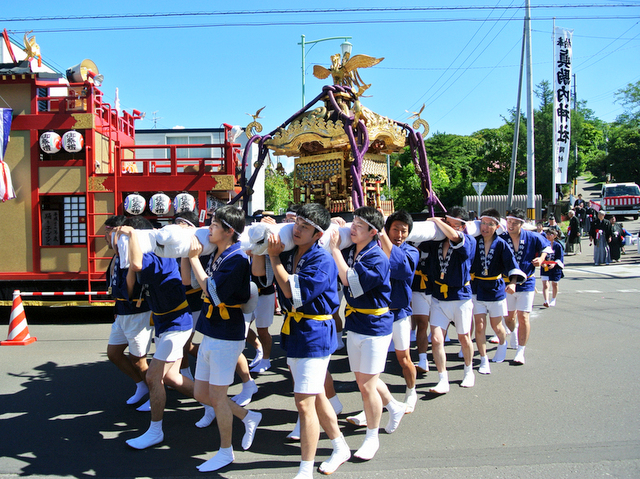 御神輿と5台の山車