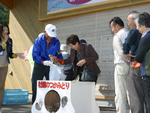 例年人気の「牡蛎のつかみどり」