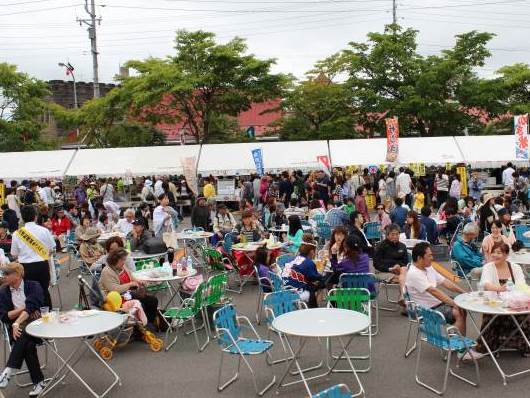 地元の名産品やグルメも登場