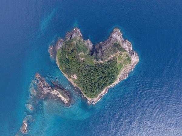 宝島は上から見るとハートに