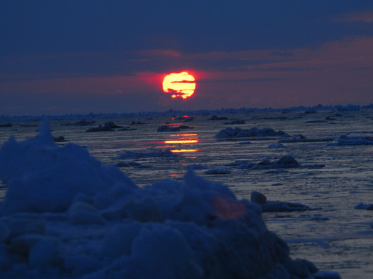 2月の早朝便は日の出が見られる