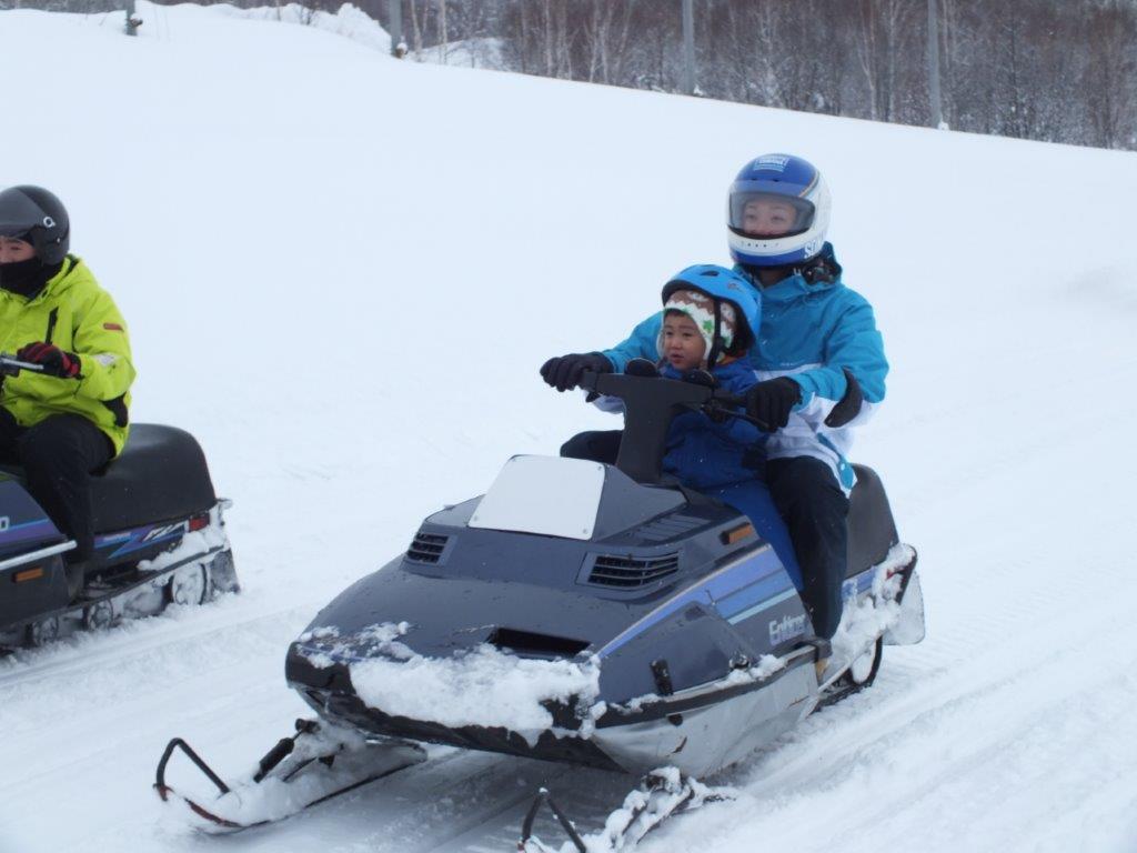 親子でスノーモビル