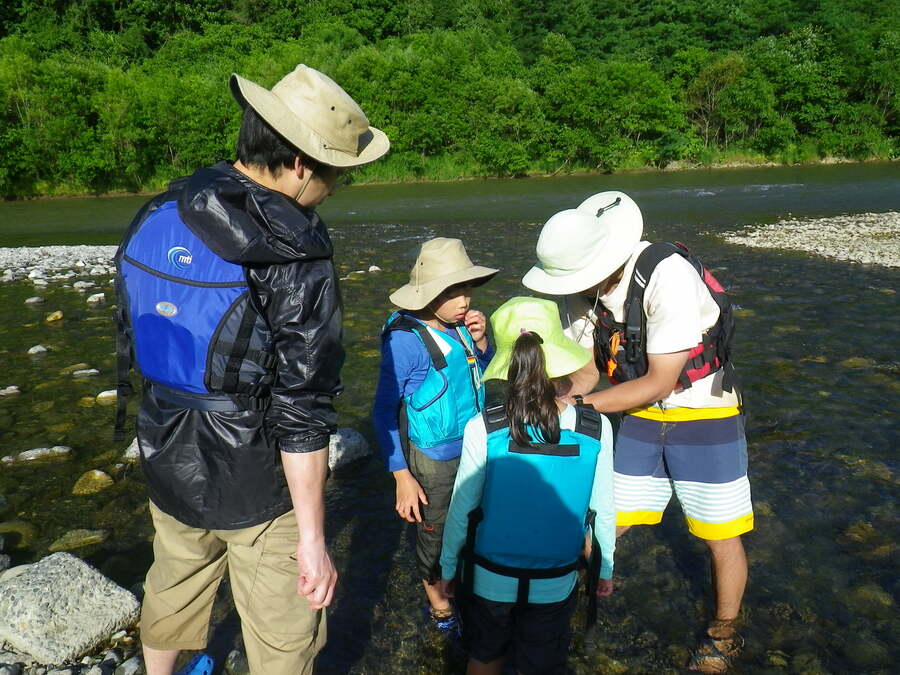 川原に立ち寄り浅瀬で自然観察