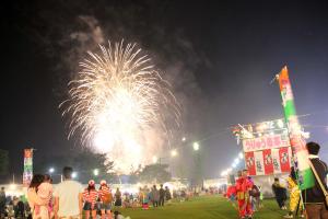 祭りを締めくくる打ち上げ花火
