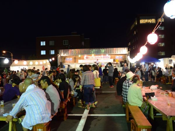 賑わいをみせる夜の会場