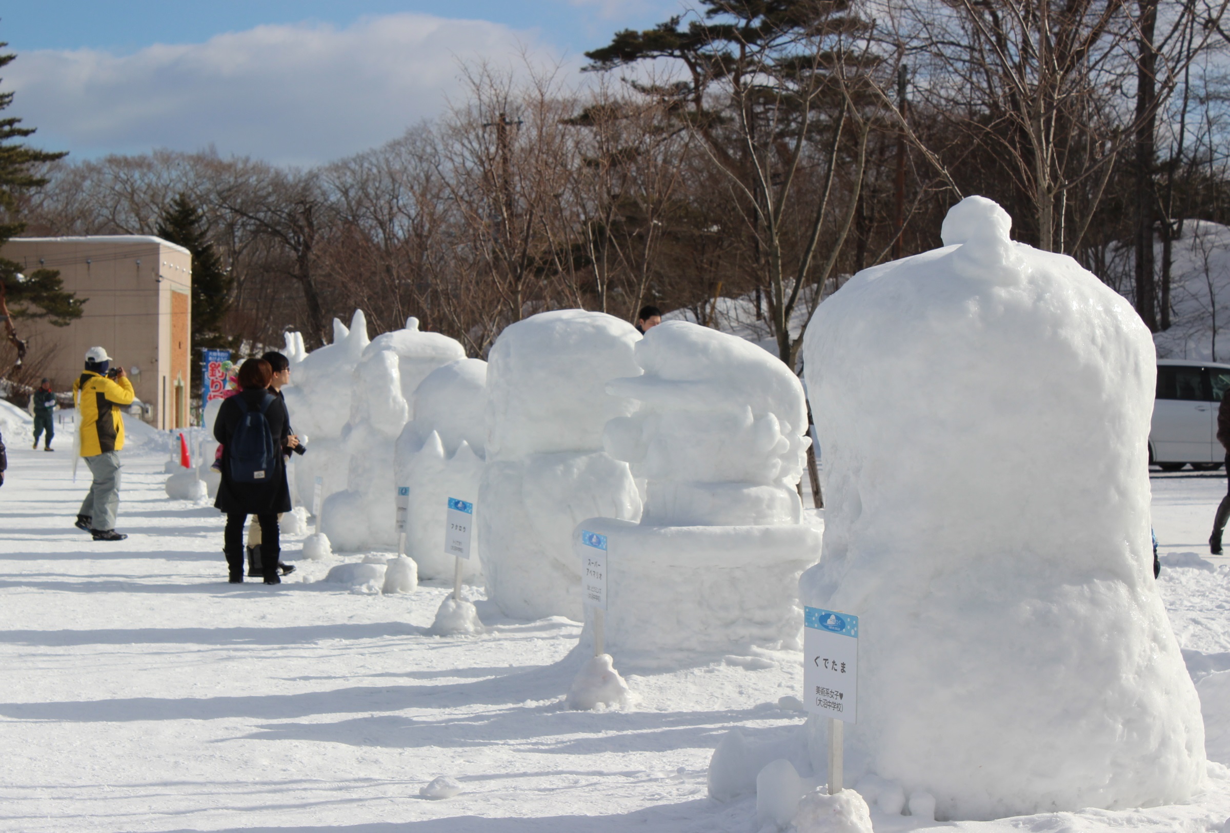 地元の子供たちが作るミニ雪像