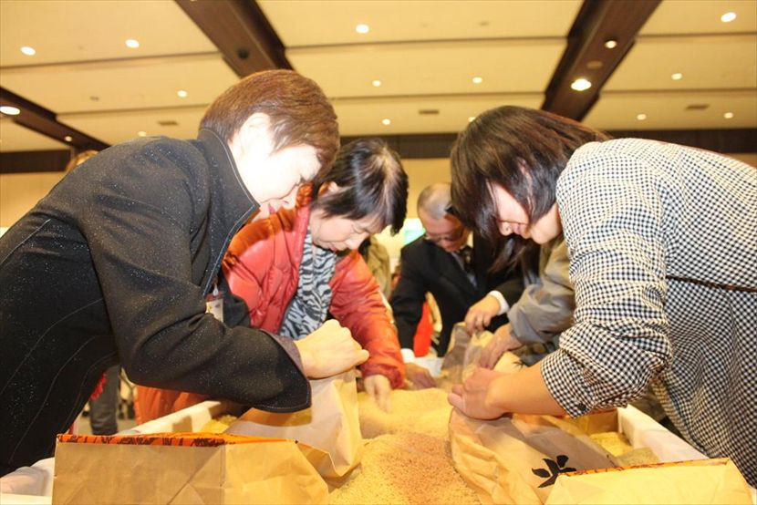 みんな真剣!米重量当てクイズ