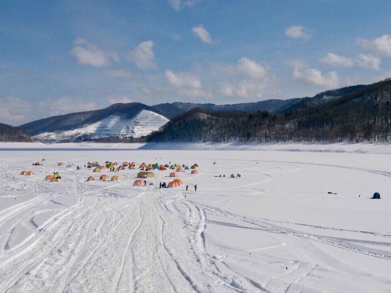 かなやま湖で快適ワカサギ釣り