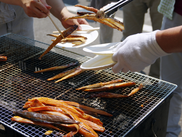 ホッケなどの焼き魚を提供