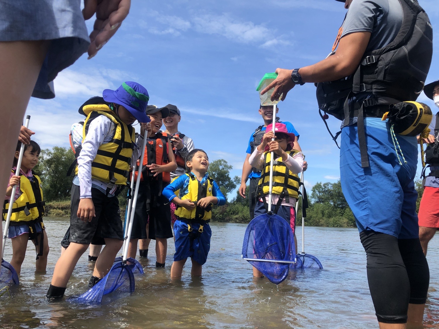 お魚獲りも体験します