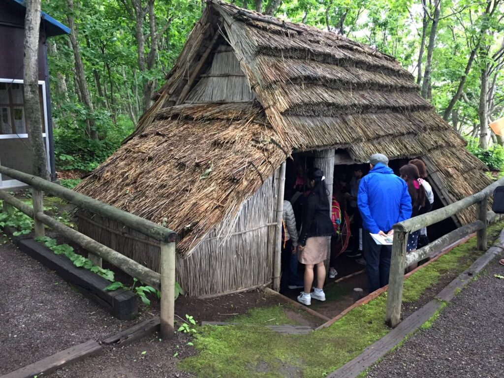 オムサロ遺跡公園の復元住居