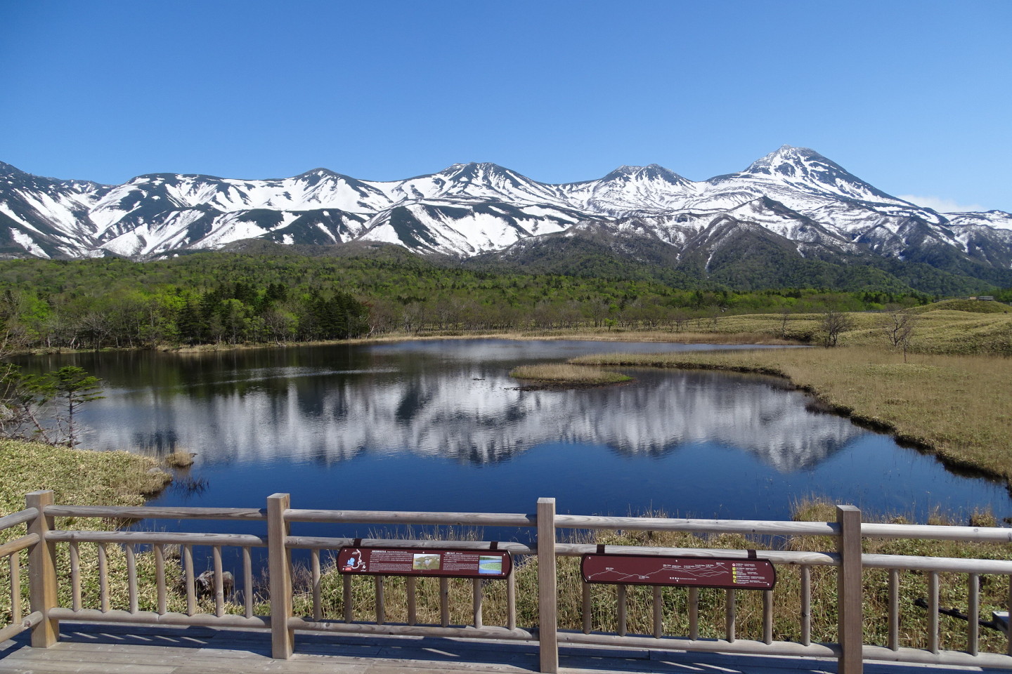 知床連山の雪渓は7月まで