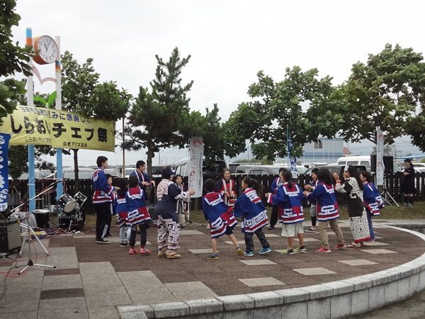 小学生によるアイヌ古式舞踊も