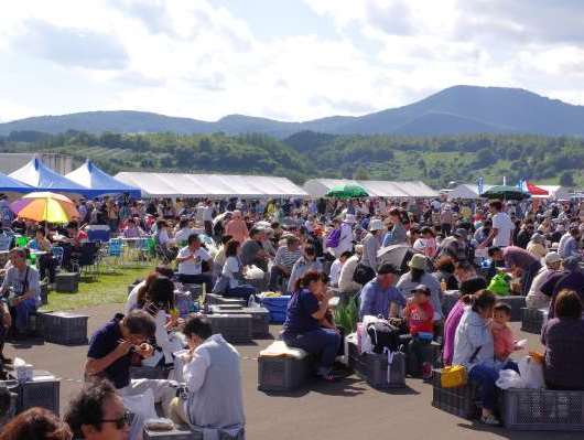 大勢の人でにぎわうイベント会場